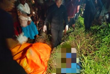 Proses evakuasi mayat yang ditemukan di lahan kosong Kelurahan Karangrejo, Minggu (21/7/2024) sore. (blok-a.com/Kuryanto)