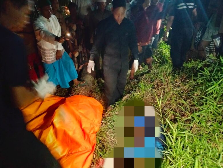 Proses evakuasi mayat yang ditemukan di lahan kosong Kelurahan Karangrejo, Minggu (21/7/2024) sore. (blok-a.com/Kuryanto)
