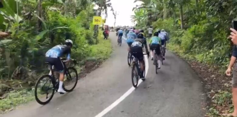 Para pembalap ITdBI 2024 menempuh etape tiga yang melintasi Doesoen Kakao Glenmore.(blok-a.com/Kuryanto)