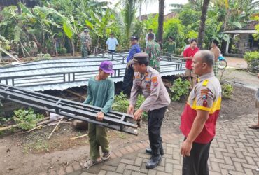 Angin puting beliung yang terjadi di Desa/Kecamatan Tegaldlimo, memporak-porandakan beberapa rumah warga, Selasa (2/7/2024).(blok-a.com/Kuryanto)