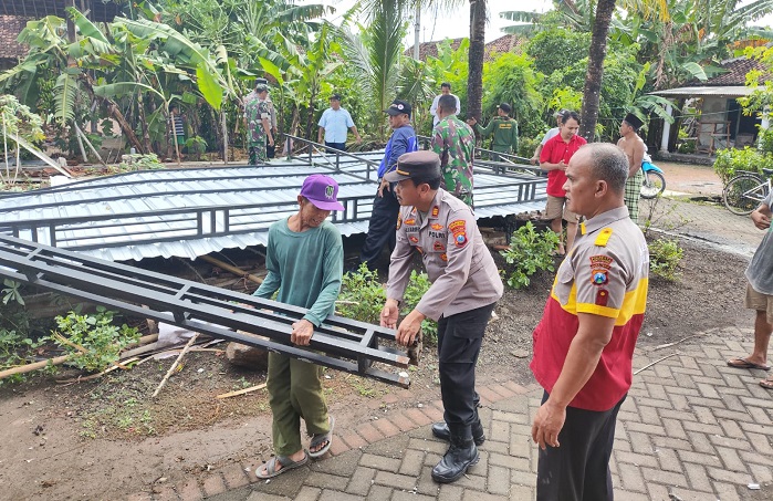 Angin puting beliung yang terjadi di Desa/Kecamatan Tegaldlimo, memporak-porandakan beberapa rumah warga, Selasa (2/7/2024).(blok-a.com/Kuryanto)