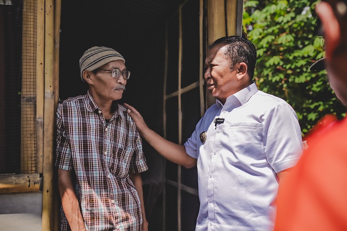 Bupati Jember menyambangi warga penderita katarak di Kecamatan Mumbulsari. (Foto: Diskominfo Jember)