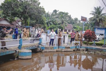 Bupati Jember saat meninjau jembatan penghubung Desa Gunungsari - Sukoreno, Selasa (2/4/2024). (Foto: Diskominfo Jember)