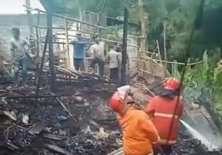 Petugas Damkar bersama petugas Polsek Purwoharjo dan dibantu warga, saat memadamkan kebakaran dapur bambu dan rosokan di Desa Kradenan, Senin (29/7/2024).(blok-a.com/Kuryanto)
