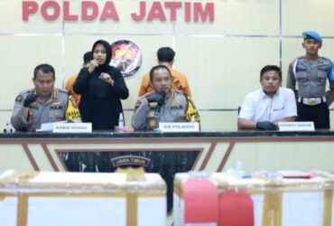 Dirpolairud Polda Jatim, Kombes Pol Arman Asmara melakukan konferensi pers pasca menggagalkan jual beli ratusan benih lobster tanpa dilengkapi izin, Senin (29/7/2024).(dok. Ditpolairud Polda Jatim)