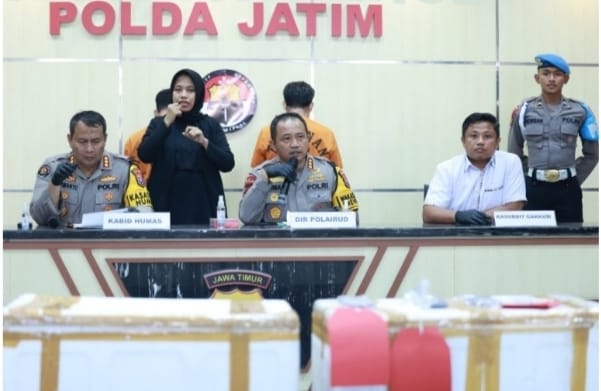 Dirpolairud Polda Jatim, Kombes Pol Arman Asmara melakukan konferensi pers pasca menggagalkan jual beli ratusan benih lobster tanpa dilengkapi izin, Senin (29/7/2024).(dok. Ditpolairud Polda Jatim)