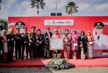 Upacara Peringatan Hardiknas 2024 di Alun-alun Jember, Kamis (2/5/2024).