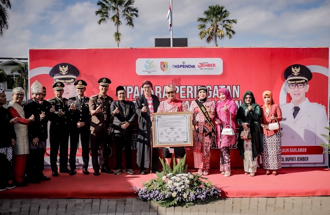 Upacara Peringatan Hardiknas 2024 di Alun-alun Jember, Kamis (2/5/2024).