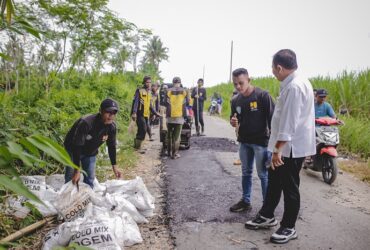 Bupati Jember saat meninjau perbaikan jalan di Kecamatan Kencong. (Foto: Diskominfo Jember)