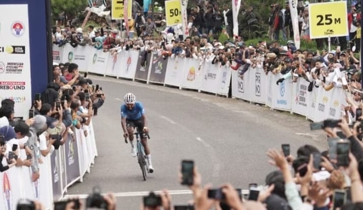 Juara ITdBI 2024, etape terakhir, Merhawi Kudus dari Terengganu Cycling Team Malaysia saat tiba di finish, Kamis (25/7/2024).(blok-a.com/Kuryanto)