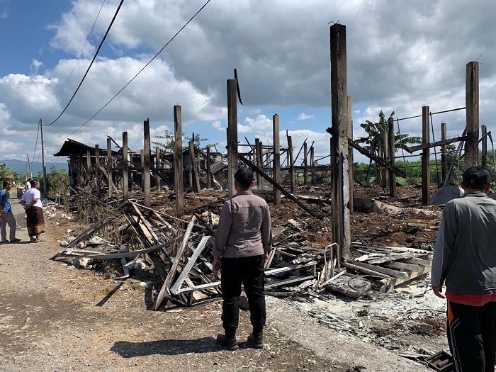 Kebakaran yang terjadi di Kecamatan Tegalsari, Banyuwangi, Selasa (17/7/2024).(blok-a.com/Kuryanto)