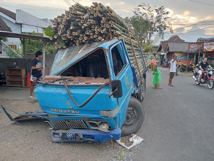 Kondisi truk pasca alami lakalantas yang terjadi di Jalan Raya Suprobo, Kecamatan Pesanggaran, Kamis (25/2024).(blok-a.com/Kuryanto)