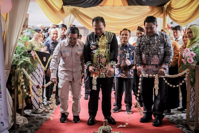 Bupati Jember memotong pita tanda diresmikannya Lokakarya 7 untuk calon guru penggerak. (Foto: Diskominfo Jember)