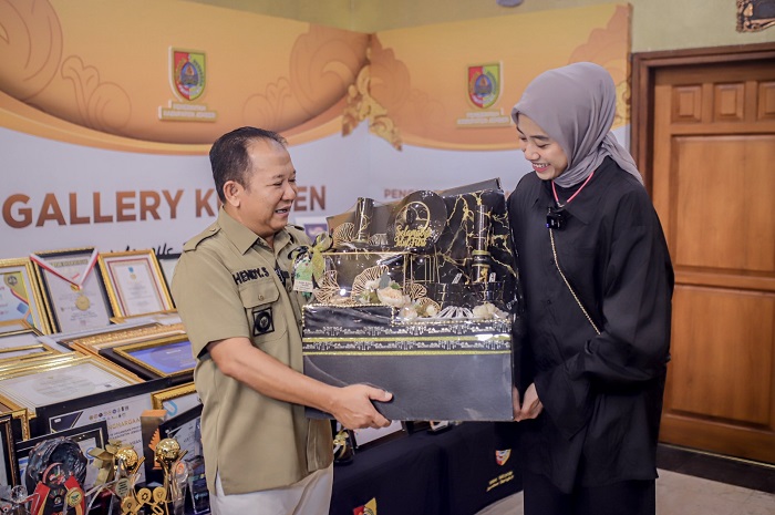 Bupati Jember memberikan cinderamata kepada Megawati Hangesti Pertiwi. (Foto: Diskominfo Jember)