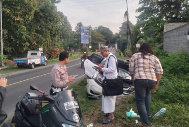 Evakuasi mobil Honda BRV yang terperosok ke selokan di Kabat Banyuwangi, Selasa (9/7/2024).