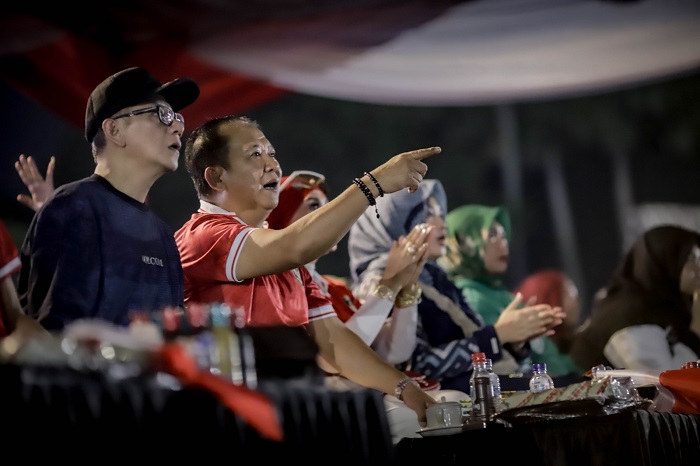 Bupati dan Wakil Bupati Jember Nobar Piala AFC U-23 di Alun-alun Jember. (Foto: Diskominfo Jember)
