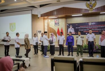 Bupati Jember menyerahkan SK Kenaikan Pangkat kepada pegawai Pemkab Jember. (Foto: Diskominfo Jember)