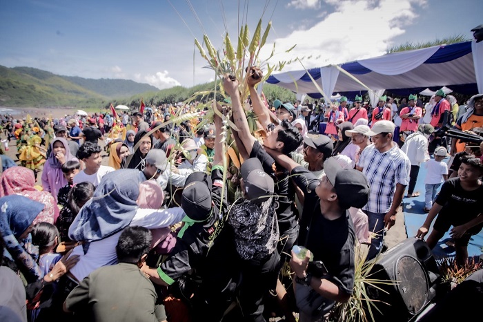 Suasana kemeriahan Festival Pegon Watu Ulo 2024. (Foto: Diskominfo Jember)