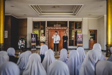 Bupati Jember memberikan sambutan dalam acara pelepasan rombongan santri kembali ke pesantren. (Foto: Diskominfo Jember)