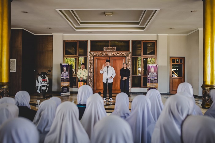 Bupati Jember memberikan sambutan dalam acara pelepasan rombongan santri kembali ke pesantren. (Foto: Diskominfo Jember)