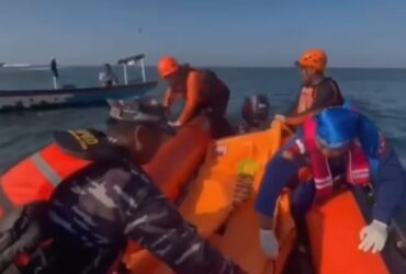 Tim Basarnas Gabungan saat mengevakuasi jenazah Bambang yang berhasil ditemukan setelah 4 hari dalam pencarian, Sabtu (27/7/2024).(blok-a.com)