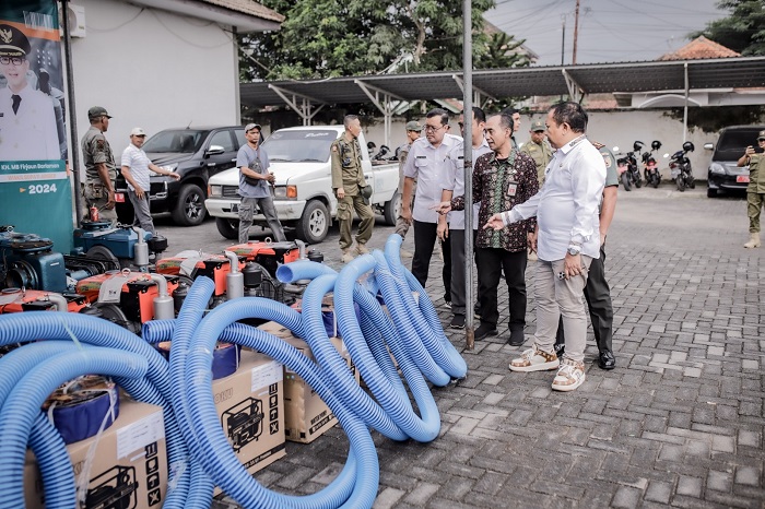Penyerahan bantuan pompa air kepada petani di Jember. (dok. Diskominfo Jember)