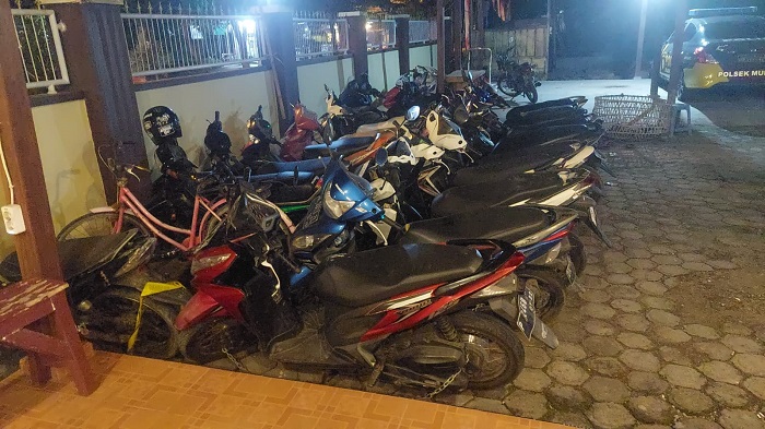 Penggerebekan judi ayam yang dilakukan Unit Reskrim Polsek Muncar berhasil amankan beberapa BB, Senin (8/7/2024).(dok. Polsek Muncar untuk blok-a.com)