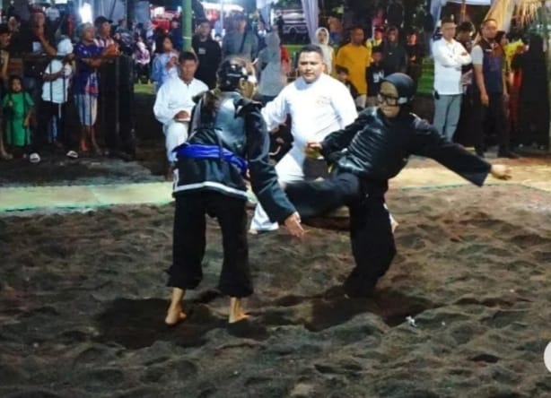 PSHT Bali raih juara umum I di Kejuaraan Banyuwangi Silat On the Beach, di Pantai Boom Marina Banyuwangi, Minggu (30/6/2024).(blok-a.com/Kuryanto)