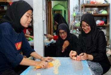 Bupati Banyuwangi Ipuk Fiestiandani saat mengunjungi pelaku usaha kue kacang rumahan di Kecamatan Rogojampi, Jumat (5/7/2024).(blok-a.com/Kuryanto)