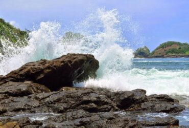 Ilustrasi-Pantai Wedi Ireng di Banyuwangi.(Dok. Wikimedia Commons/Halidaah)