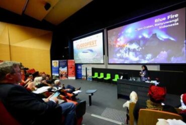 Caption : Bupati Banyuwangi Ipuk Fiestiandani saat menerima Plakat pada Geofest di Australia. (Foto: Humas Pemkab Banyuwangi)
