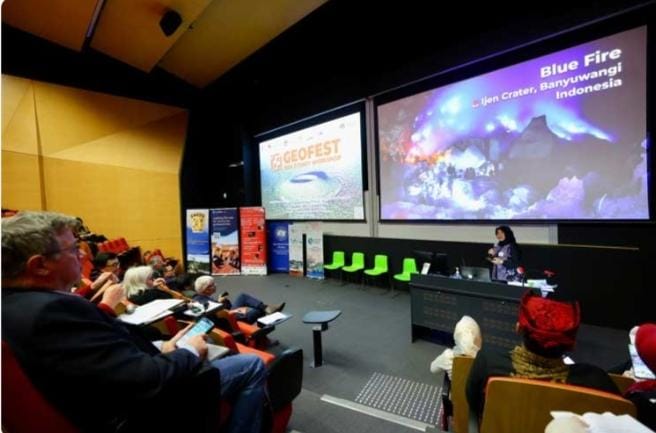 Caption : Bupati Banyuwangi Ipuk Fiestiandani saat menerima Plakat pada Geofest di Australia. (Foto: Humas Pemkab Banyuwangi)