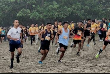 Caption : Hampir 100 peserta mengikuti lomba Alas Purwo Jungle Run (APJR) 2024, yang diselenggarakan di Taman Nasional (TN) Alas Purwo, Kecamatan Tegaldlimo, Minggu (25/8/2024)(blok-a.com/Kuryanto).