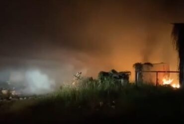 Kebakaran yang terjadi di Perum Bunga Residence, Kelurahan Kebalenan, Banyuwangi, Selasa (6/8/2024).(blok-a.com/Kuryanto)