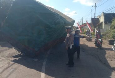 Piket lantas Polsek Rogojampi saat olah TKP laka beruntun yang terjadi di Jalan Raya Lemahbangkulon, Kecamatan Singojuruh, Senin (12/8/2024) dini hari. (Dok. Kanit lantas Polsek Rogojampi untuk blok-a.com)