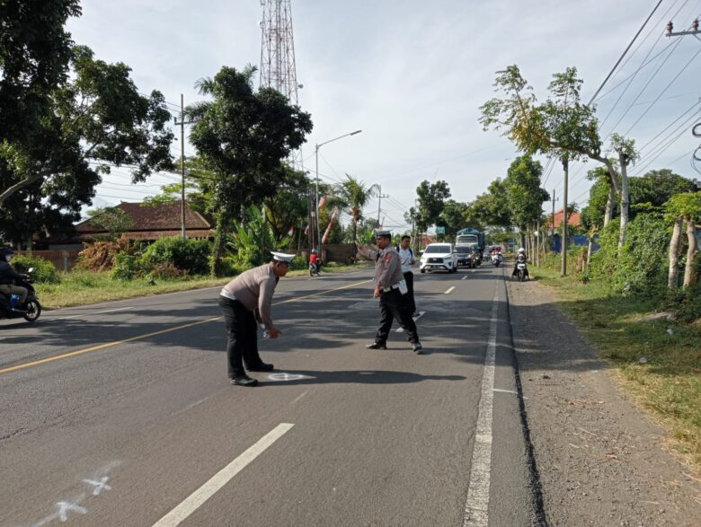 Olah TKP lakalantas di Jalan Raya Kabat-Banyuwangi, Kecamatan Kabat, Selasa (27/8/2024).(blok-a.com/Kuryanto)