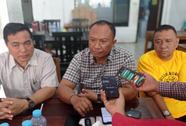 Ketua DPD Partai Golkar Situbondo, Rahmad, saat memberikan keterangan kepada wartawan.