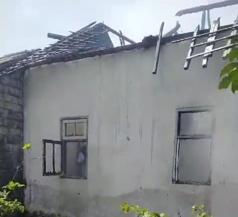 Rumah Mohamad Suhari, warga Kecamatan Pesanggaran, yang terbakar, Sabtu (3/8/2024).(blok-a.com)