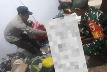 Caption : Bhabinkamtibmas dan Babinsa Desa Kebaman, Kecamatan Srono, saat akan mengevakuasi RBA, perempuan yang akhiri hidupnya dengan bunuh diri, Jum'at (2/8/2024)(dok dari Polsek Srono.untuk blok-a.com).
