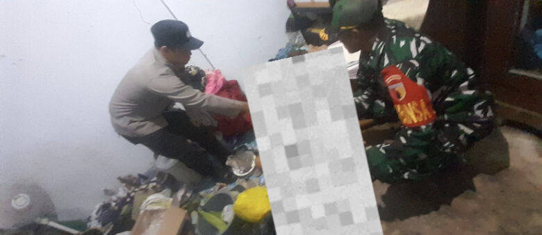Caption : Bhabinkamtibmas dan Babinsa Desa Kebaman, Kecamatan Srono, saat akan mengevakuasi RBA, perempuan yang akhiri hidupnya dengan bunuh diri, Jum'at (2/8/2024)(dok dari Polsek Srono.untuk blok-a.com).