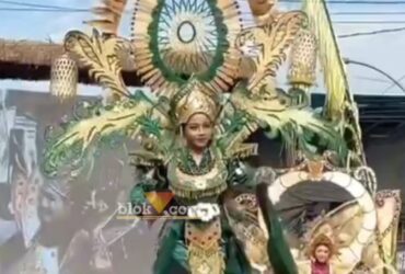 Peserta Gintangan Bamboo Festival 2024, saat mamerkan kostum berbalut hasil kreasi berbahan bambu di hadapan seluruh pengunjung, Rabu 28/8/2024).(blok-a.com/Kuryanto)