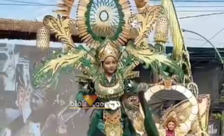 Peserta Gintangan Bamboo Festival 2024, saat mamerkan kostum berbalut hasil kreasi berbahan bambu di hadapan seluruh pengunjung, Rabu 28/8/2024).(blok-a.com/Kuryanto)