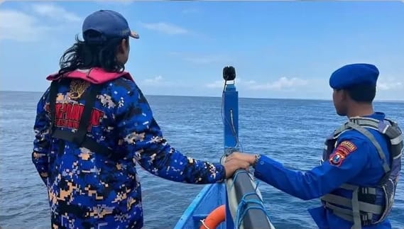 Jajaran Satpolairud saat melakukan pencarian empat ABK yang dilaporkan hilang. (Dok dari Satpolairud Polresta Banyuwangi)