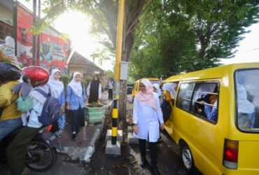 Bupati Ipuk saat menunggu angkot gratis bersama beberapa pelajar, Rabu (31/7/2024).(istimewa)