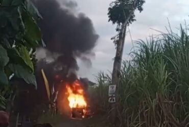 Mobil Toyota Kijang milik Salam, warga Desa Margomulyo, Kecamatan Glenmore, Banyuwangi yang terbakar di jalan area perkebunan tebu, Jumat (9/8/2024).(blok-a.com/Kuryanto)