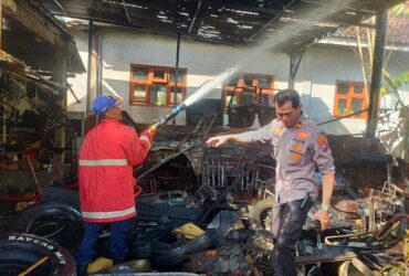 Petugas Damkar Bangorejo dengan dibantu Anggota Polsek Purwoharjo bersama warga sekitar, saat memadamkan api yang menghanguskan bengkel mobil milik warga Purwoharjo, Senin (5/8/2024).(blok-a.com/Kuryanto)