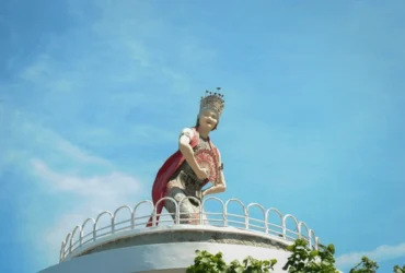 Patung penari Gandrung di Pantai Watu Dodol Banyuwangi yang ikonik (dok: shutterstock)