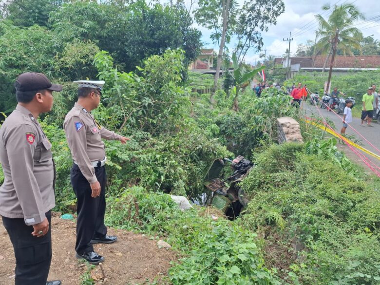 Caption : Anggota Polsek Tegalsari saat olah TKP laka tunggal Grandong terperosok ke sungai sedalam 4 meter di Desa Karangdoro, Minggu (11/8/2024)(blok-a.com/Kuryanto).