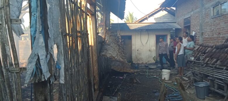 Kebakaran yang menimpa dapur rumah dan memanggang 6 ekor kambing milik warga Kecamatan Tegaldlimo, Minggu (11/8/2024) sore. (blok-a.com/Kuryanto)