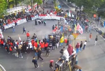 Aksi demo mahasiswa di simpang tiga gedung DPRD Banyuwangi, Jumat (23/8/2024).(blok-a.com/Kuryanto)